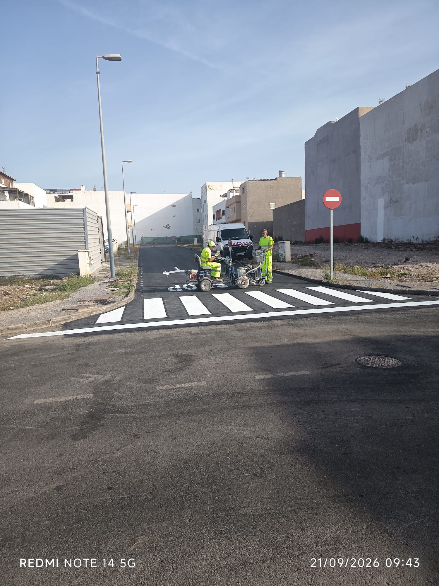 20260922_Repintando las señales de tráfico horizontales